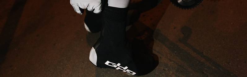 Mettre des couvre-chaussures imperméables pour vos entrainements cyclistes en hiver