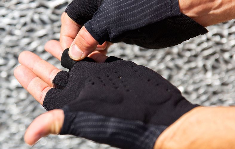Padded gloves for Gravel cycling, to protect from shocks and enhance comfort on the bike.
